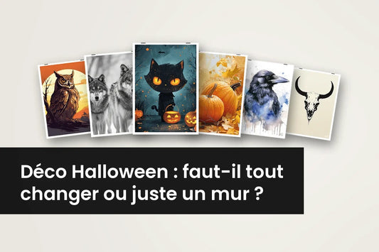 Déco Halloween sur un seul mur : trois cadres noirs au-dessus d'une console en bois, citrouilles et bougie, un soir d'octobre